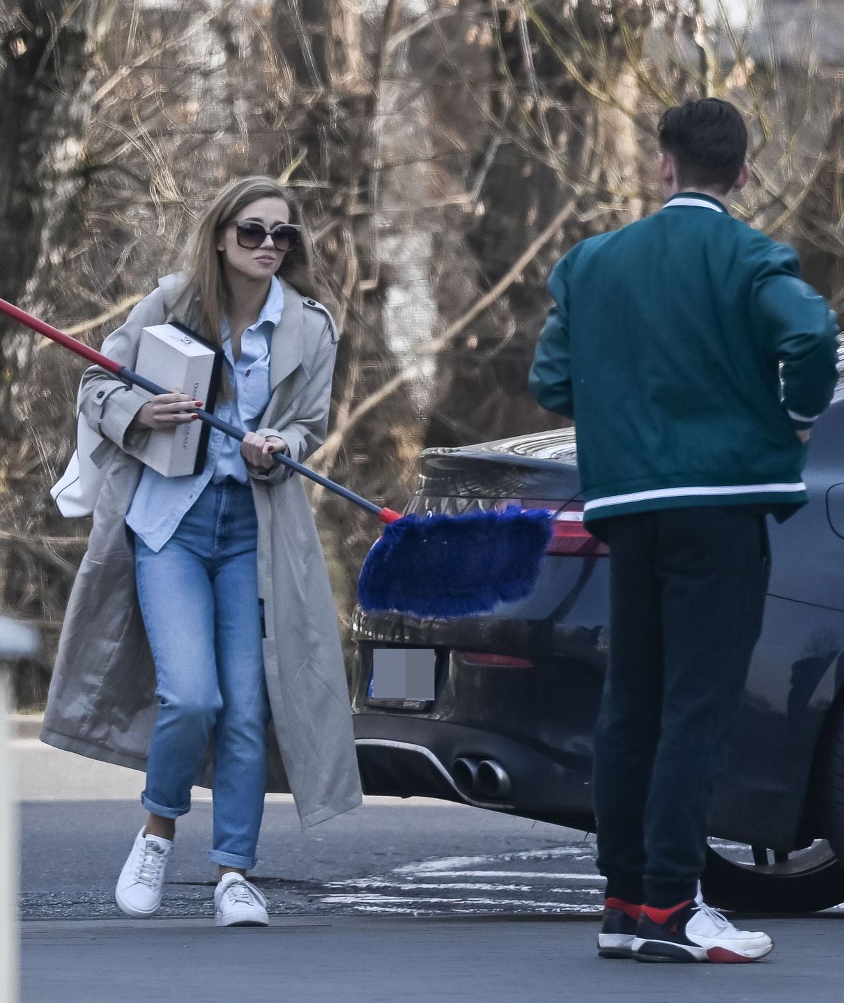 Agnieszka Kaczorowska pędzi z mopem na trening do "TzG"