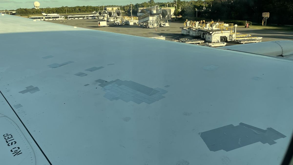 Zdjęcie wykonane przez naszego Czytelnika Tomasza, przesłane za pośrednictwem platformy dziejesie.wp.pl. Pokazuje taśmę na powierzchni skrzydła Boeinga 787 Dreamliner PLL LOT