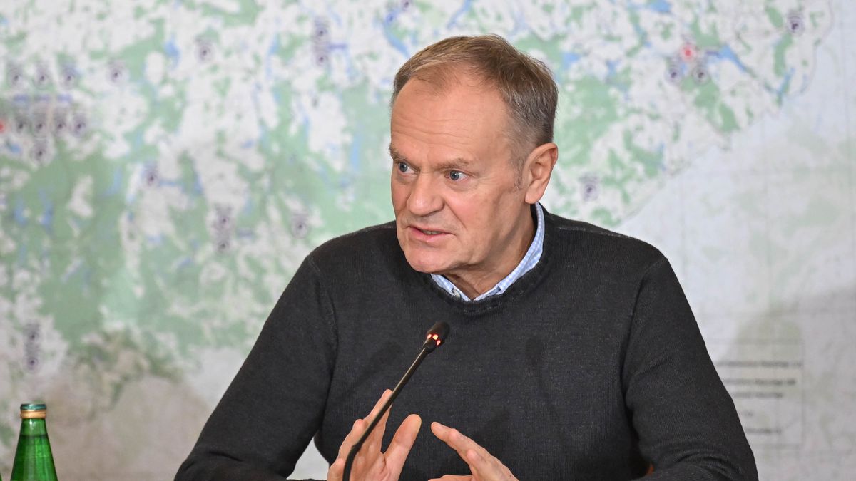 Elbląg, 03.01.2026. Premier Donald Tusk na odprawie z przedstawicielami służb, 3 bm. w Delegaturze Warmińsko-Mazurskiego Urzędu Wojewódzkiego w Elblągu. Spotkanie zorganizowano w związku z sytuacją pogodową na terenie kraju. (amb) PAP/Adam Warżawa