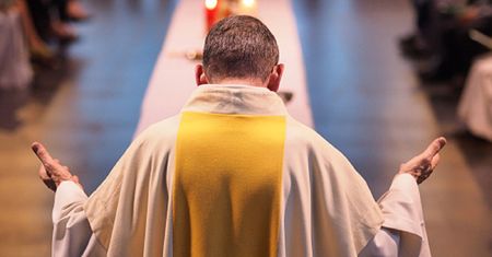 Ksiądz łamie obostrzenia i nie dopuszcza do bierzmowania. "Zmusza dzieci do chodzenia do kościoła"