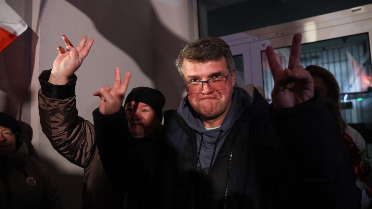 Przytuły Stare, 23.01.2024. Były sekretarz stanu w Ministerstwie Spraw Wewnętrznych i Administracji Maciej Wąsik (C) przed Zakładem Karnym w Przytułach Starych, 23 bm. Maciej Wąsik opuścił Zakład Karny w Przytułach Starych. (sko) PAP/Leszek Szymański