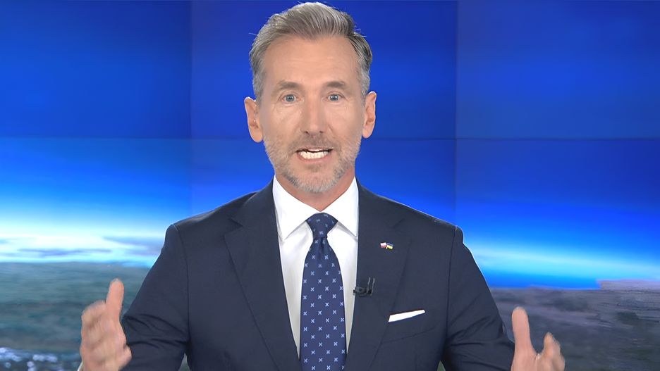 Piotr Kraśko chyba jeszcze nigdy nie żegnał się tak długo z widzami "Faktów"