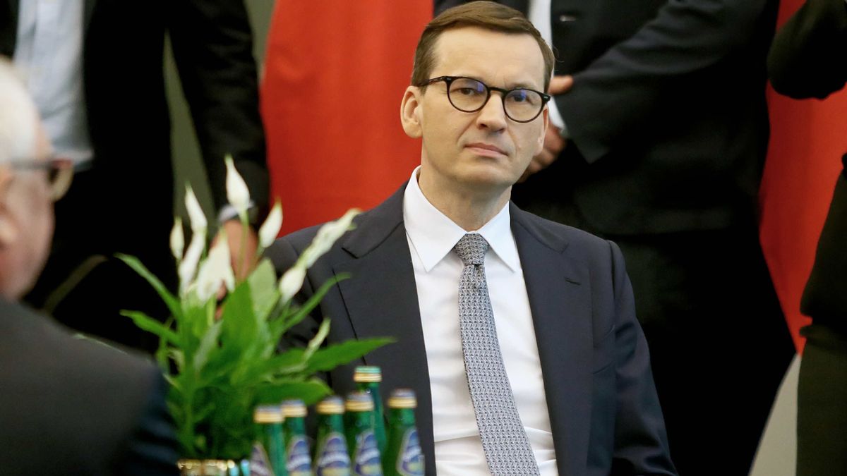 Katowice, 25.04.2022. Premier Mateusz Morawiecki podczas V Konferencji Programowej Śląski Ład "Śląski bank pomysłów dla Ukrainy. Czy polski rynek pracy poradzi sobie z napływem uchodźców z Ukrainy?", 25 bm. w siedzibie firmy Węglokoks S.A. w Katowicach. (jm) PAP/Zbigniew Meissner