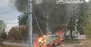 Warszawa: Pożar busa na ul. Szybkiej. Pojazd cały objęty ogniem