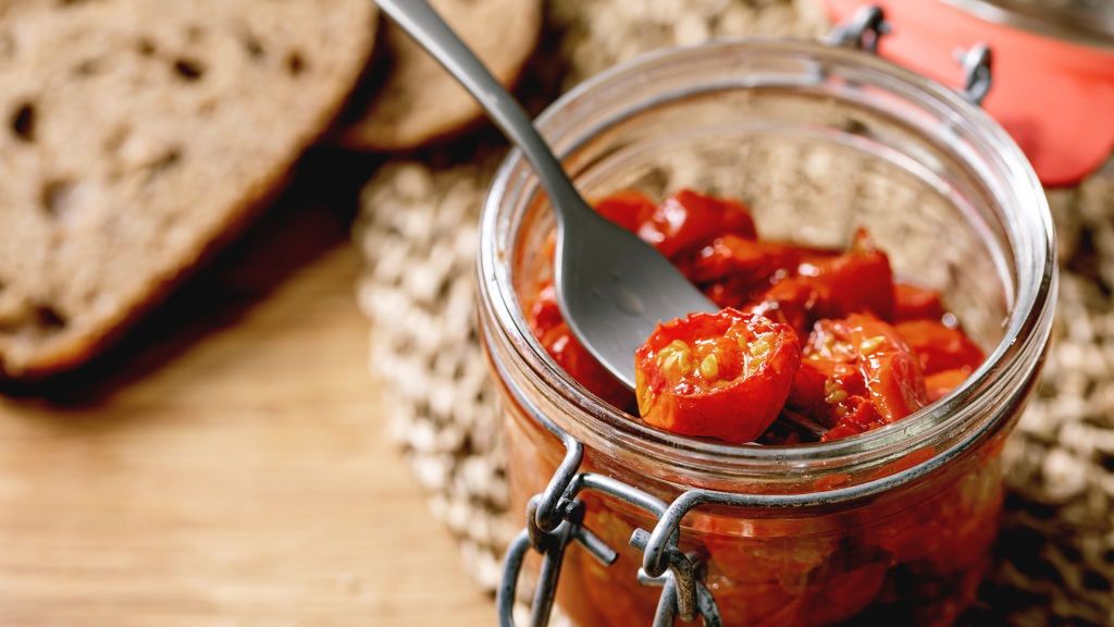 Tak przygotowane pomidorki najlepiej przełożyć do słoika. 