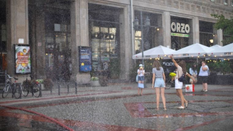 Kurtyny wodne na ulicach Warszawy. Będą rozpylać mgiełkę wody od piątku do czasu, aż Mazowsze nawiedzać będą afrykańskie upały