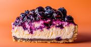 Kremowy sernik z borówką frużeliną smakuje jak niebo. Nikt nie jest w stanie się mu oprzeć