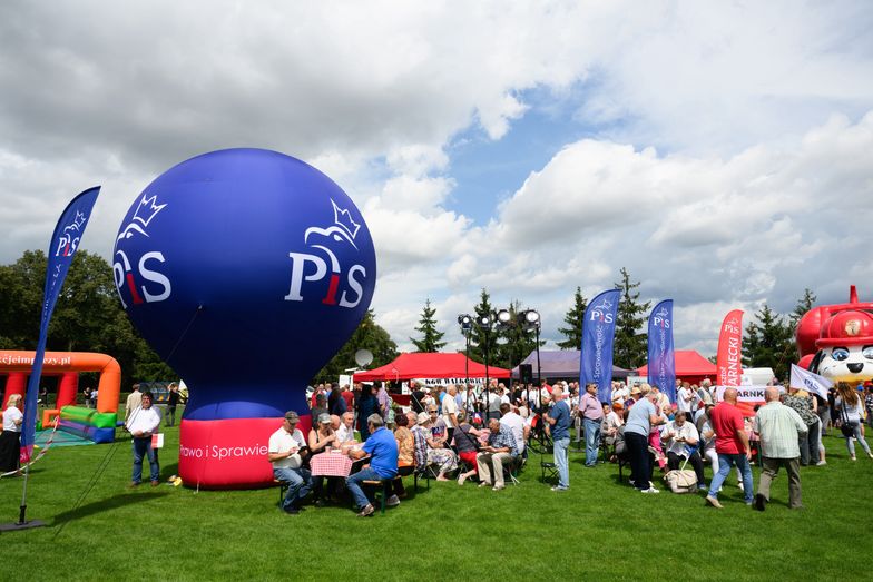 Połajewo, 30.07.2023. Zwolennicy Prawa i Sprawiedliwości podczas pikniku rodzinnego z cyklu "Z miłości do Polski" z udziałem prezesa PiS, wicepremiera Jarosława Kaczyńskiego w miejscowości Połajewo, 30 bm. (jk/amb) PAP/Jakub Kaczmarczyk