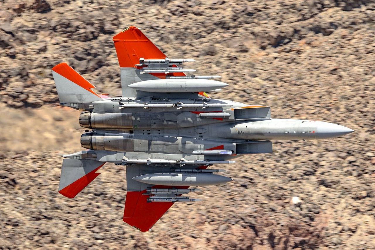 F-15X z podwieszonymi pociskami, zasobnikami celowniczymi i dodatkowymi zbiornikami paliwa