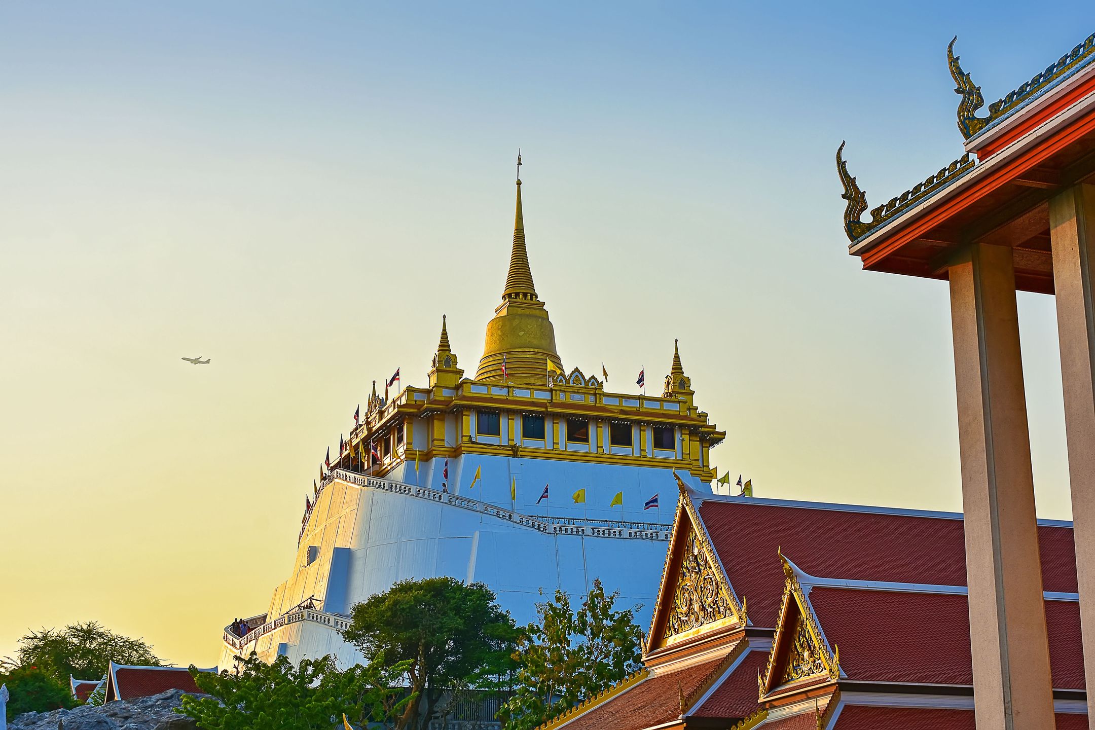 Wat Saket to miejsce często odwiedzane przez podróżnych 