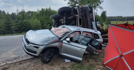 Nie żyje Niemka. Pod Miłkowem jej auto zmiotła ciężarówka z drewnem