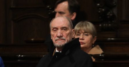 "Świat stanął na głowie". Zawrzało po wpisie Macierewicza