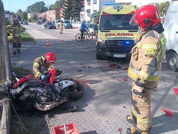 Grudziądz: Groźnie wyglądające zderzenie. Ranny motocyklista został zabrany do szpitala