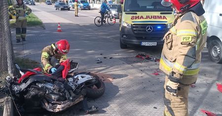 Grudziądz: Groźnie wyglądające zderzenie. Ranny motocyklista został zabrany do szpitala