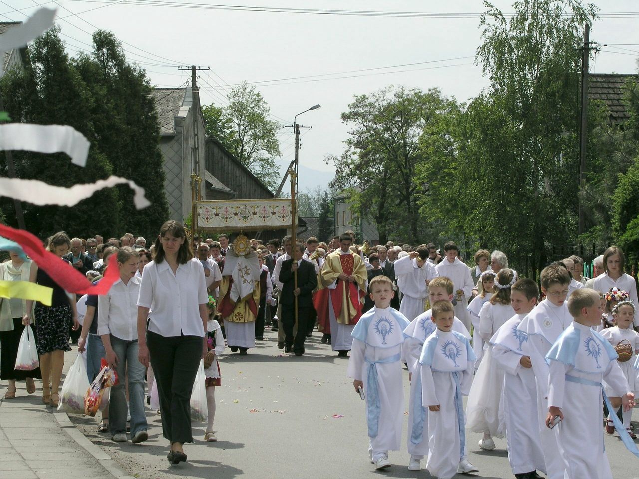 Śląskie. W dniu uroczystości Bożego Ciała przemarsze wiernych ulicami spowodują utrudnienia w ruchu drogowym.