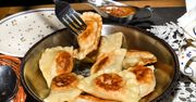 Będą chrupać aż miło. Wlej na patelnię, na której smażysz pierogi
