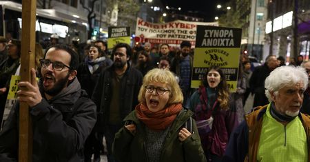 Nie żyje 15 osób, 24 są ranne. Ogromne protesty w Grecji
