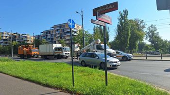 Łódź: Wypadek na al. Śmigłego-Rydza. Auto wjechało w bariery