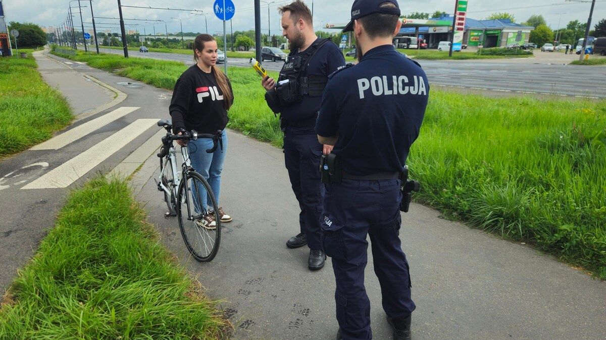 Policjanci sprawdzający trzeźwość rowerzystki