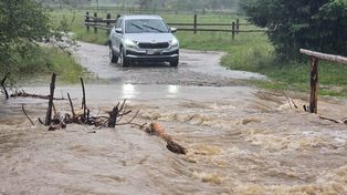 Woda odcięła drogę turystom w Witowie. Zalana droga prowadząca do Doliny Lejowej