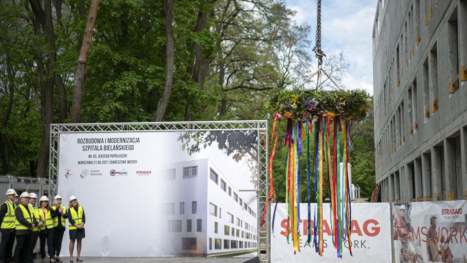 Warszawa. Montaż wiechy na nowym skrzydle Szpitala Bielańskiego