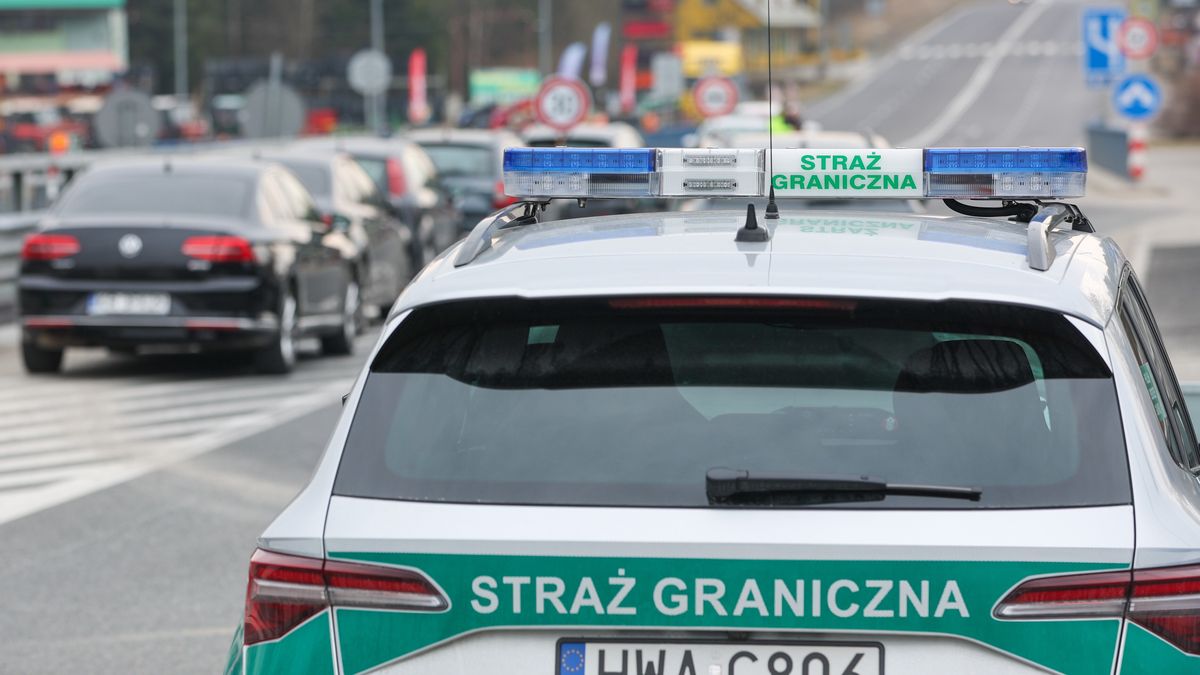 Chyżne, 30.03.2025. Kontrola transportów zwierząt i produktów na polsko-słowackim przejściu granicznym Chyżne-Trstena, 30 bm. Minister rolnictwa podpisał rozporządzenie o zamknięciu terytorium Polski na przywóz wybranych towarów ze Słowacji w związku ogniskami pryszczycy w tym kraju. Rozporządzenie ma obowiązywać do momentu przyjęcia odpowiednich rozwiązań przez Komisję Europejską. (jm) PAP/Grzegorz Momot