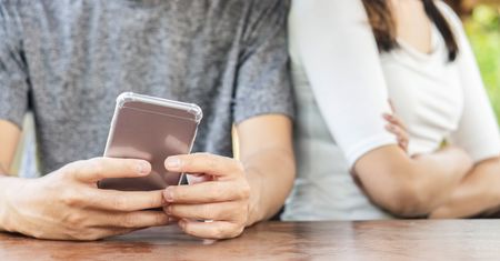 Przyłapała chłopaka na oglądaniu półnagich kobiet. Nie do wiary, na jaki pomysł wpadła