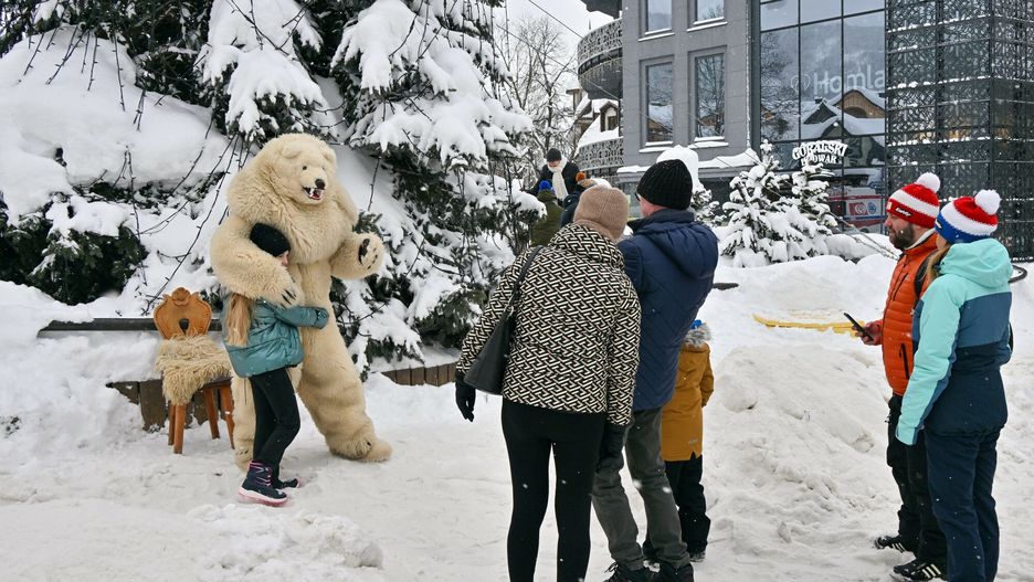 Zakopane zasypane ?niegiem
Fot. Pawel Murzyn/East News, Zakopane, 05.02.2023. Sroga zima w Zakopanem. W Tatrach ogloszono czwarty stopien zagrozenia lawinowego i zamknieto szlaki w TPN. N/z Krupowki.
Pawel Murzyn
