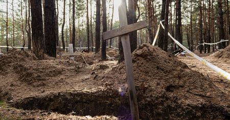 Absurdalne oskarżenia Rosjan. Twierdzą, że Ukraińcy wykopują zwłoki