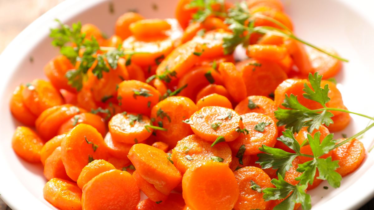 Marchewka gotowana na parze jest o wiele lżejsza niż na zasmażce