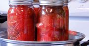Kroję pomidory i układam w słoikach. Nie zalewam octem, ale nawet w zimie smakują jak prosto z krzaka