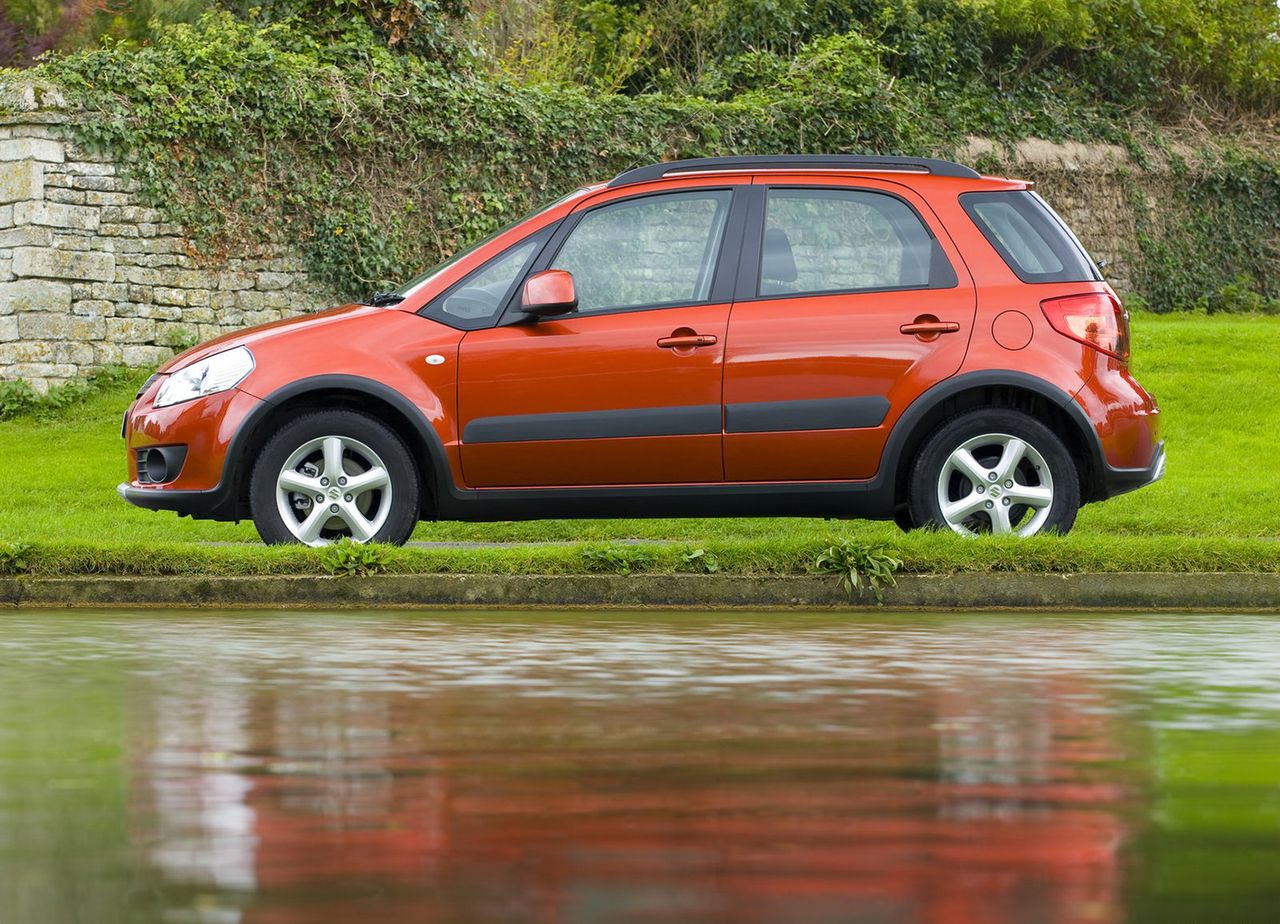 Natomiast brat bliźniak Sedici, czyli Suzuki SX4 już następcy się nie doczeka. Na pewno nie jest nim SX4 S-cross, jak twierdzą niektórzy. Gdyby na siłę doszukiwać się sukcesora byłoby nim... Suzuki Baleno.