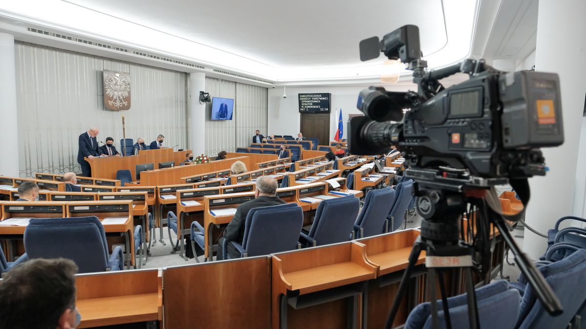 Warszawa, 27.10.2021. Senatorowie na sali obrad Senatu w Warszawie, 27 bm. Wyższa izba parlamentu zajmuje się m.in. ustawą o budowie zabezpieczenia granicy państwowej. (jm) PAP/Mateusz Marek