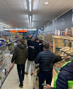 Gigantyczne kolejki w sklepach. Polacy "zbroją się" na sylwestra