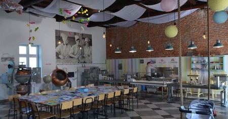 Nowe obostrzenia. Zdesperowany restaurator zaprasza na jedzenie do swojego muzeum i galerii sztuki