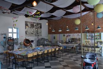 Nowe obostrzenia. Zdesperowany restaurator zaprasza na jedzenie do swojego muzeum i galerii sztuki