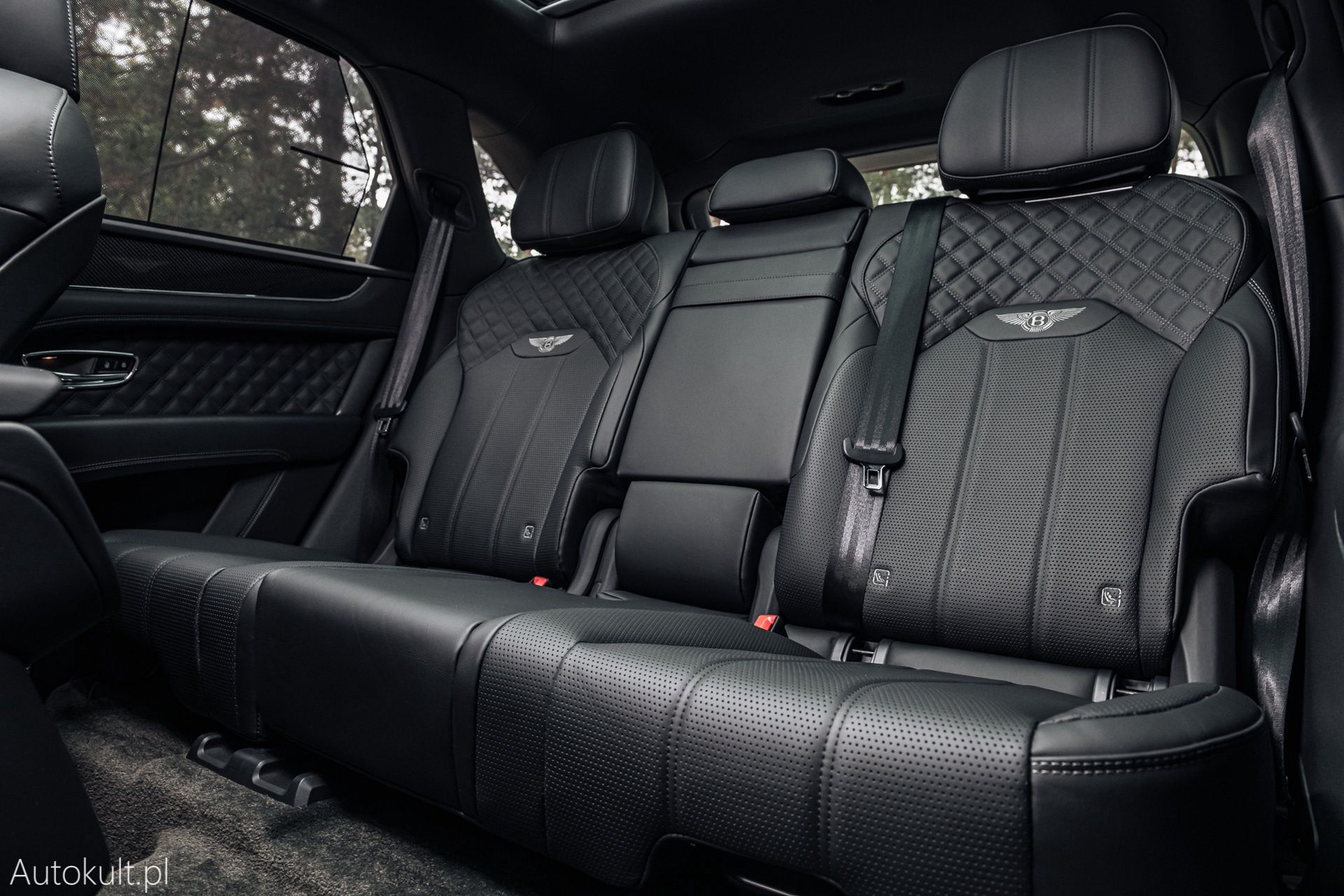Range Rover (2022) vs Bentley Bentayga S (2022) vs Mercedes-Maybach GLS 600 (2022)