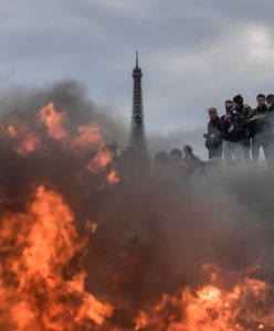 Wrze w Paryżu. Macron jest izolowany i osłabiony