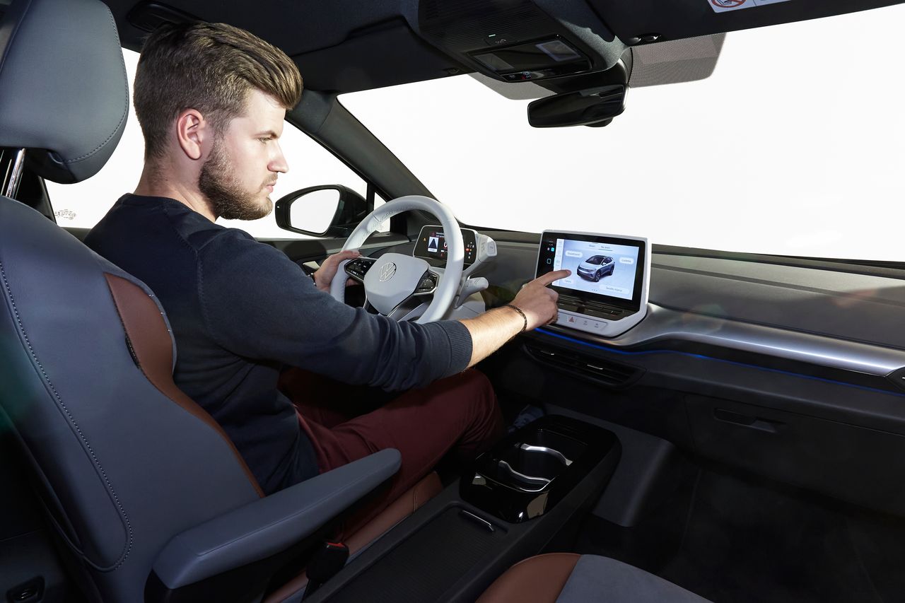 Rozbudowane multimedia z 12-calowym ekranem dotykowym absorbują sporo uwagi kierowcy. Plus za indywidualne podłokietniki przy przednich fotelach