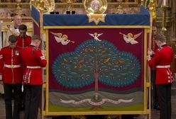 Ważny moment koronacji. Specjalny baldachim zasłonił widok