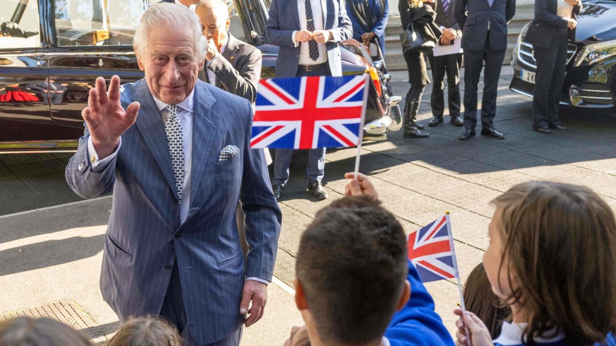 Temporary
Britain's King Charles III is welcomed as he arrives to meet with members and staff of the association "Project Zero", an organisation dedicated to engaging young people in positive activities, promoting social inclusion and strengthening community cohesion, during a visit of the center in Walthamstow, in east London, on October 18, 2022. (Photo by Paul Grover / POOL / AFP)
PAUL GROVER