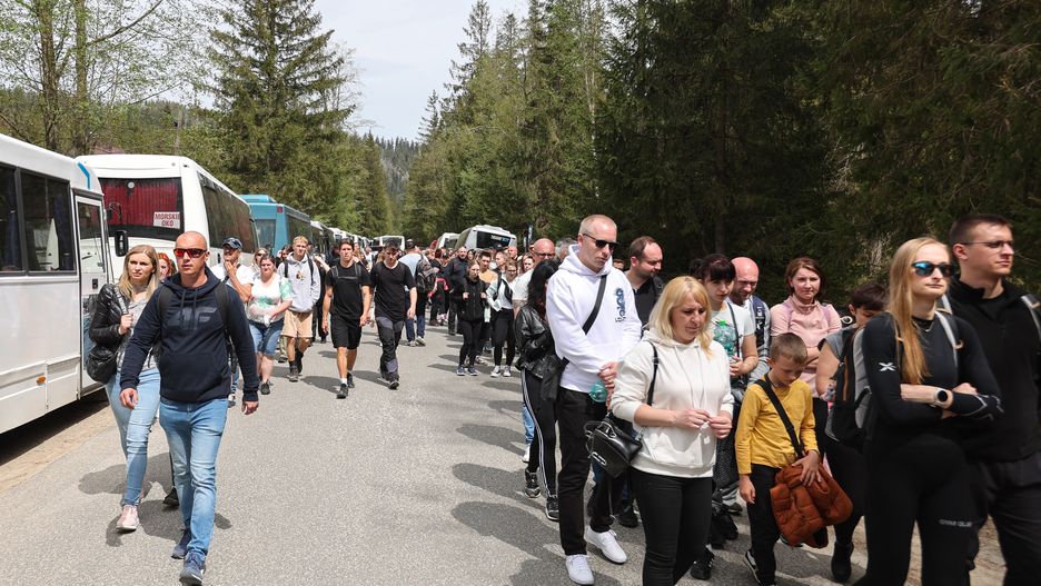 Długi weekend majowy, tłumy turystów wyruszają w kierunku Morskiego Oka