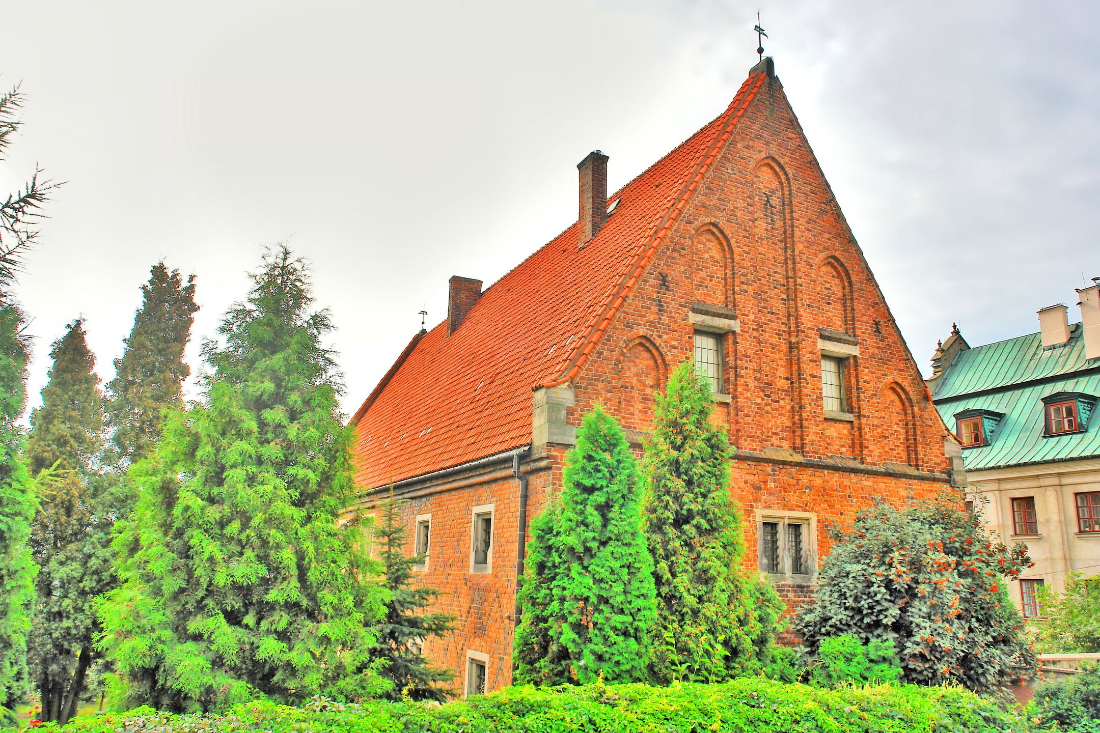 polska, sandomierz, dom, gotycki, gotyk, styl, architektura, ceglany, nikt, nikogo, dach, stary, europa, wieza, niebo, podróż, historia, religia