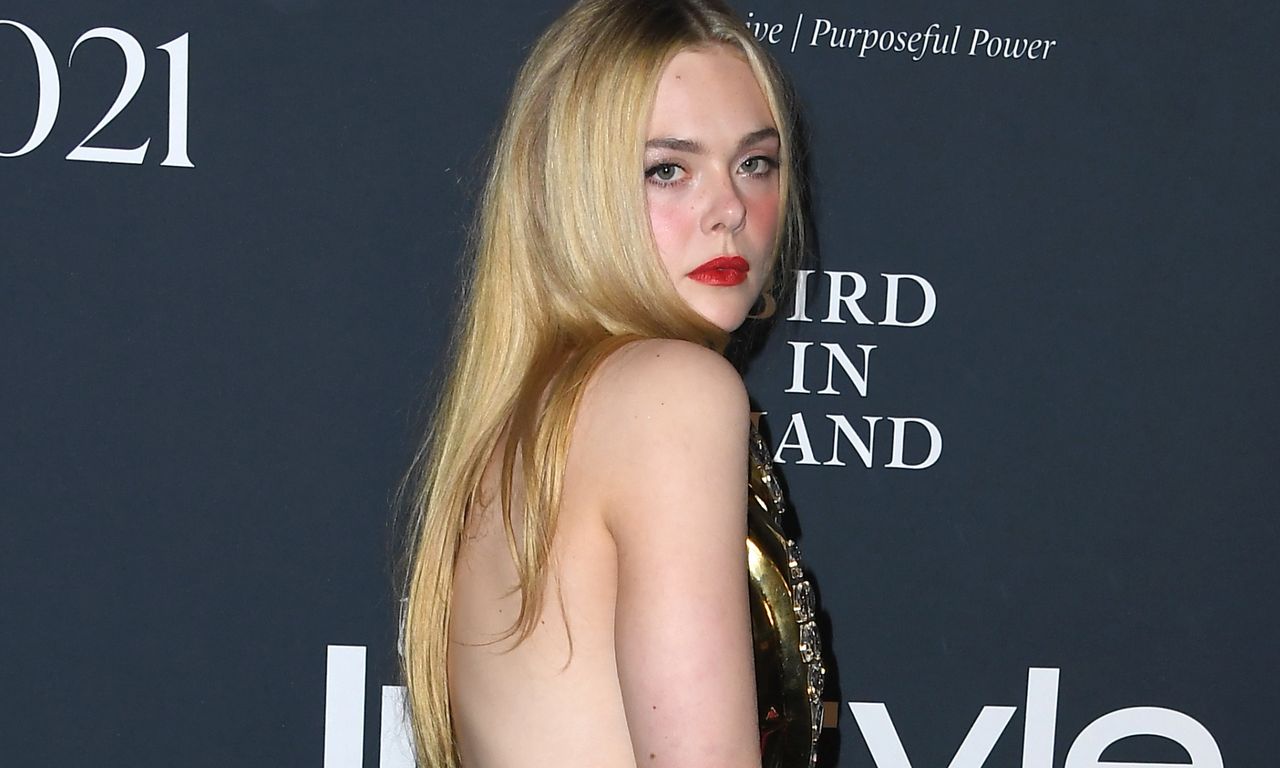 Zamiast bluzki włożyła naszyjnik. Olśniewająca Elle Fanning