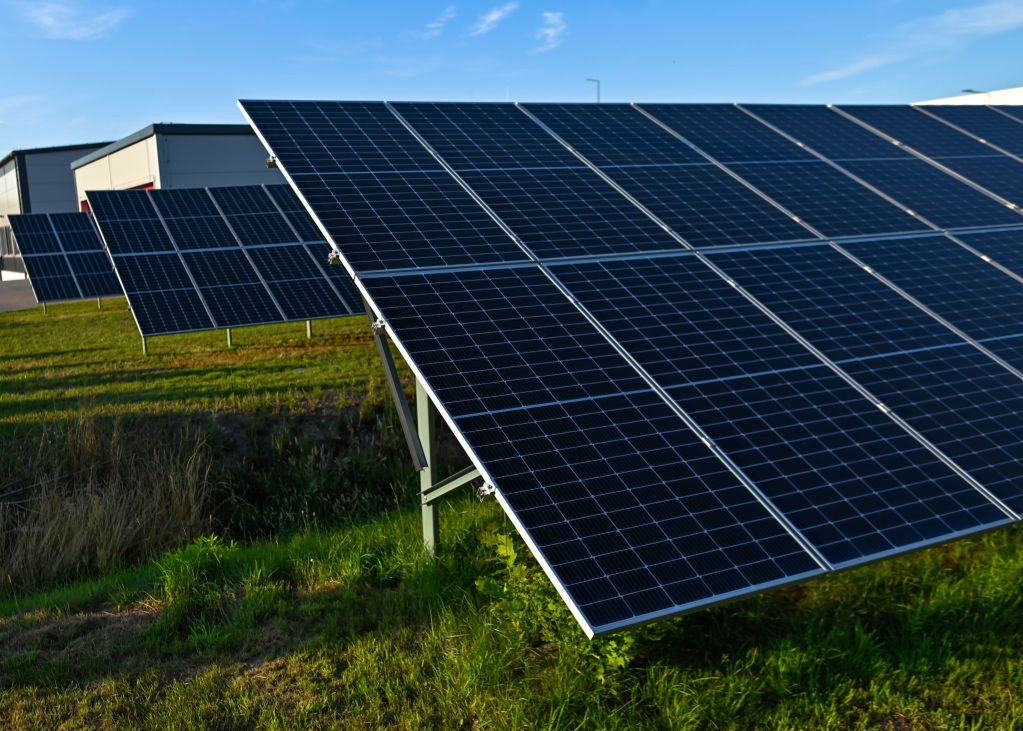 Sábado Santo con fuentes limitadas de energía renovable.  Algunos paneles solares están desactivados.