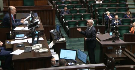 Macierewicz wtargnął na mównicę. "Przywołuję pana do porządku"