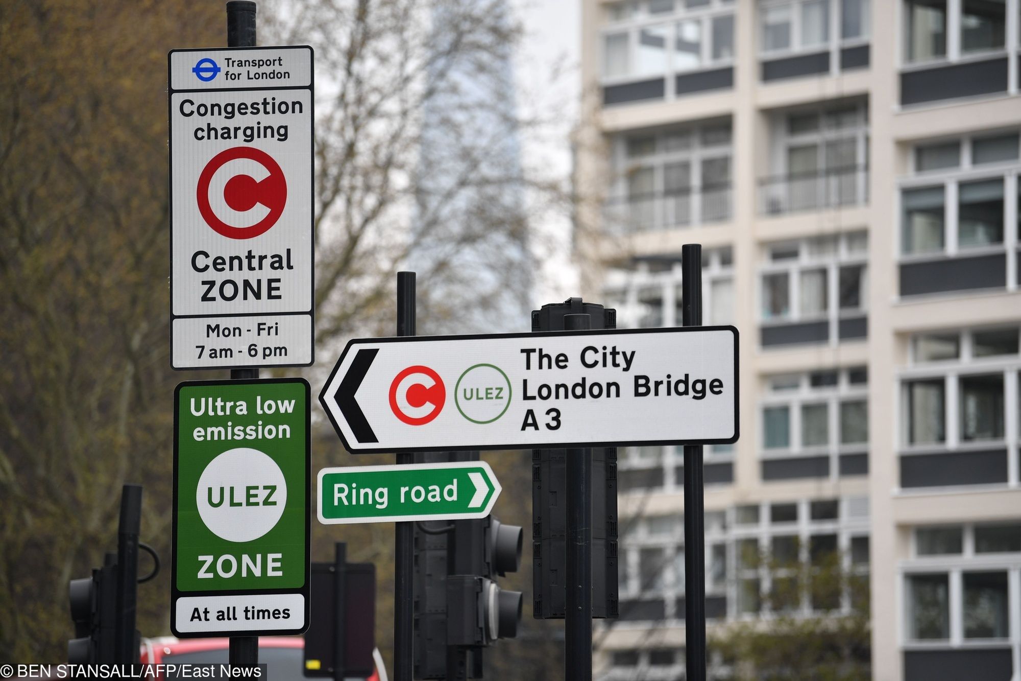 Nowa strefa ULEZ oznaczona jest takimi znakami (fot. BEN STANSALL/AFP/East News)