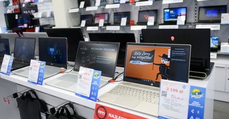 Komputronik odstępuje od części umów w galeriach handlowych