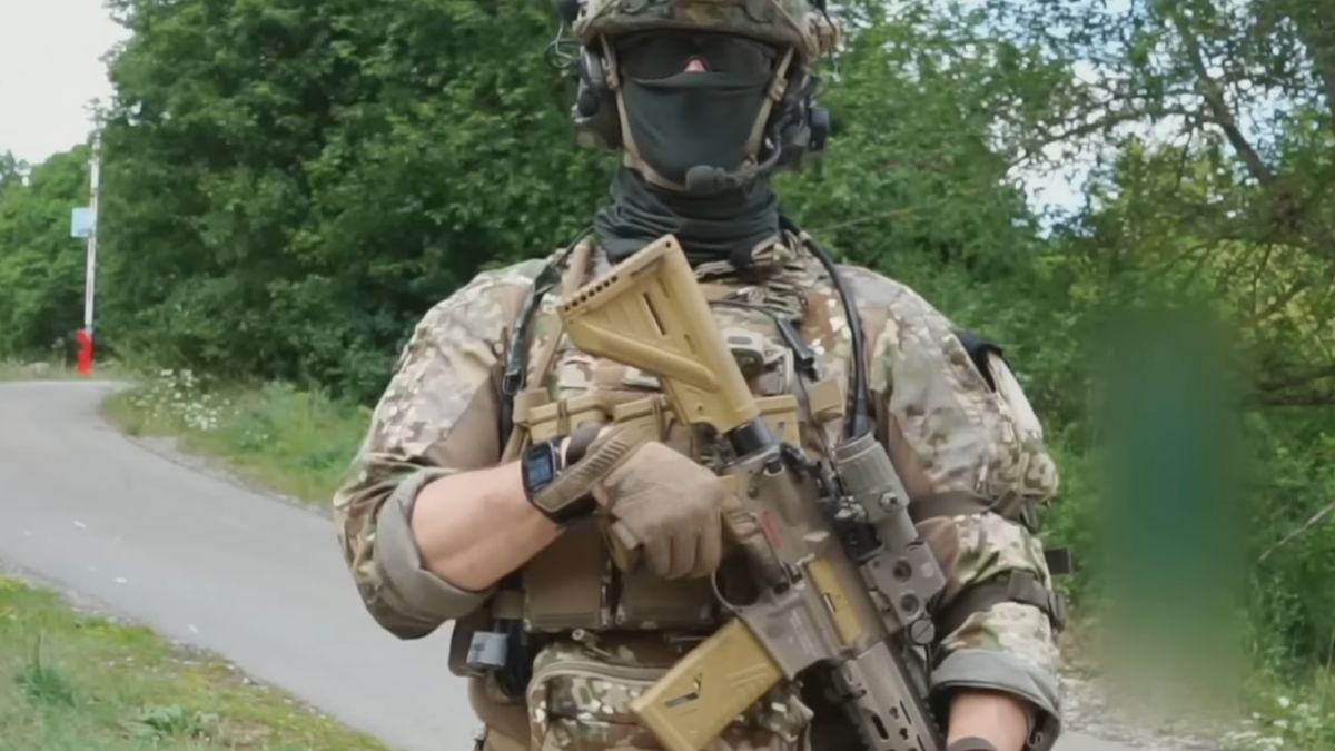 Niemiecki żołnierz z KSK ze swoim karabinkiem G95K.