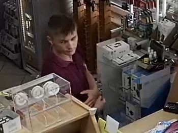 Myślibórz: Podejrzewany o kradzież przenośnej toalety. Policja opublikowała zdjęcia i prosi o pomoc